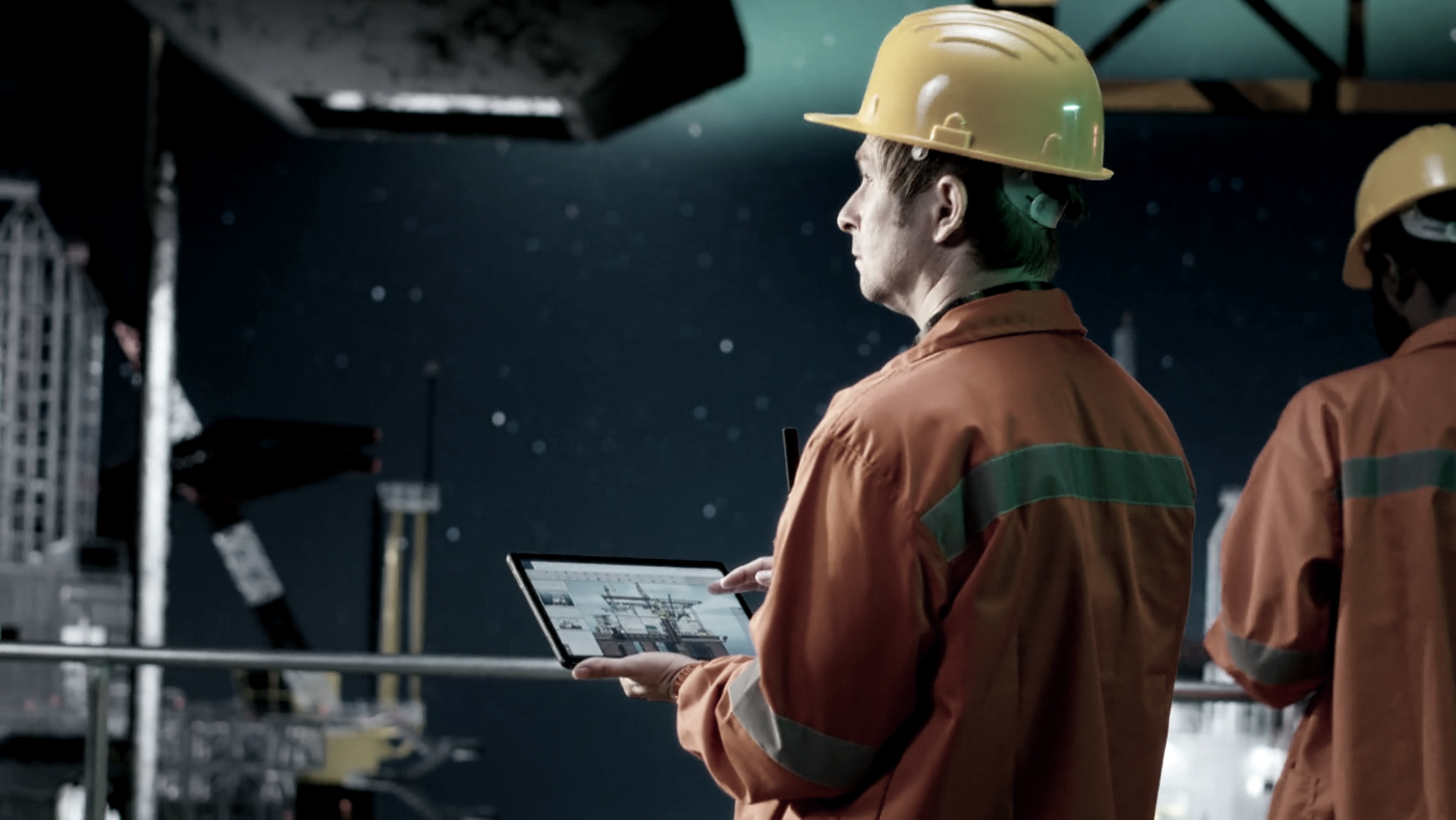 Personal técnico en instalación industrial